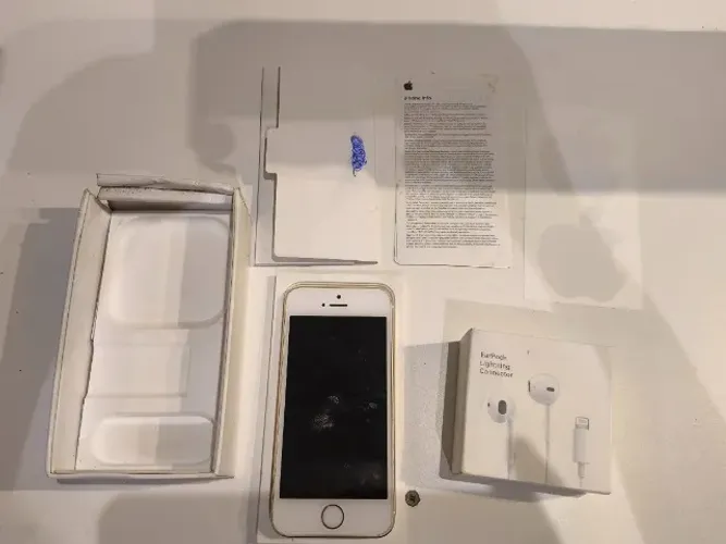 iPhone 5s Dourado + Acessórios - No Estado (Não Liga / Para Peças)