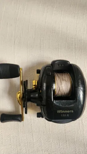 VARA DE PESCA,CAPA,MOLINETE E CAIXA DE ACESSÓRIOS. 