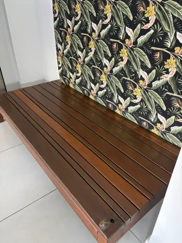 Banco em madeira maciça com acolchoado encapado