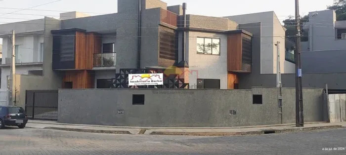 Sobrado Geminado Alto Padrão com Suíte e Piscina