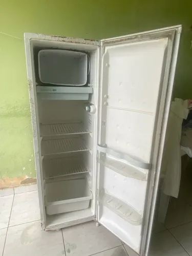 Vendo geladeira Cônsul semi nova