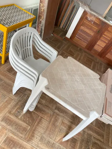 Mesa com 4 cadeiras jardim 