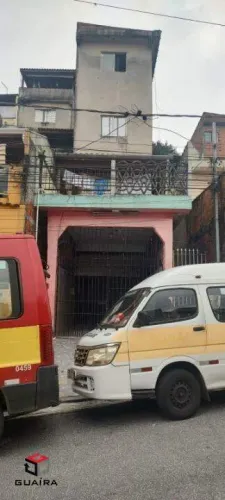 Tem sete moradias e dois Salões comerciais.