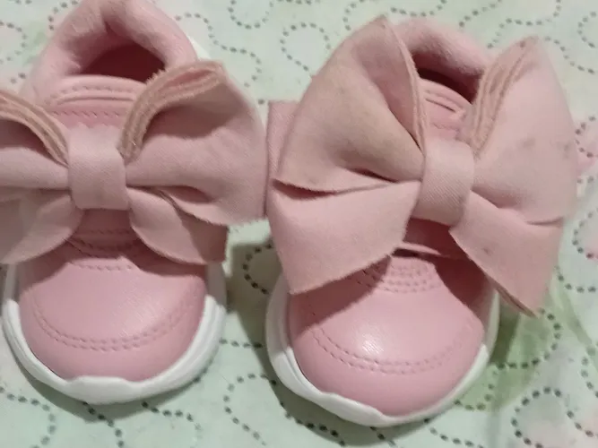 Pacote de fralda e um tênis de bebê 
