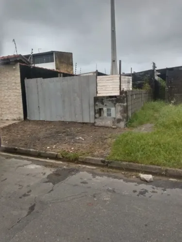 Vende-se Terreno com Casa em Construção - Mongaguá/SP