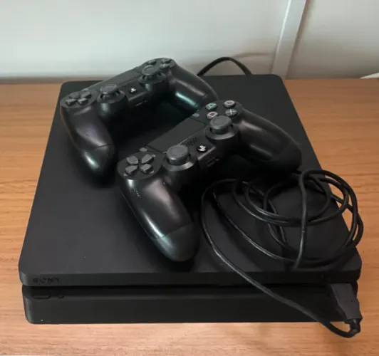 Playstation 4 Slim 1TB + 2 Controles Dualshok 4 + 4 Top Jogos (Hogwarts Legacy e mais)