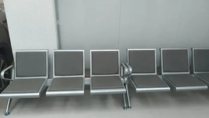 Longarinas de aço  e estofadas cinza com 3 lugares