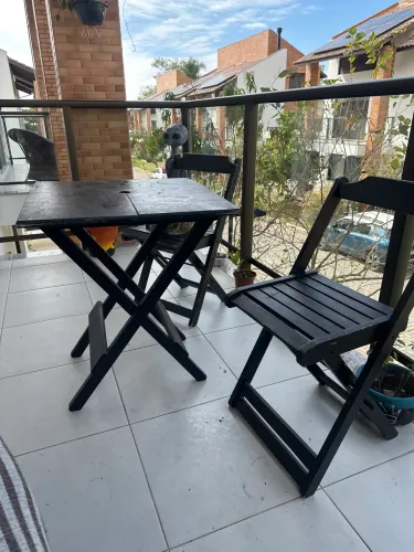 Mesa de madeira com duas cadeiras