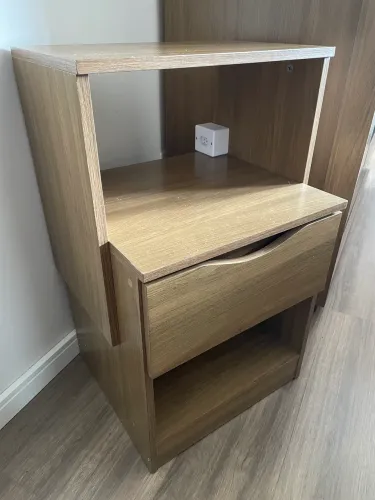 Mesa de cabeceira com 1 gaveta