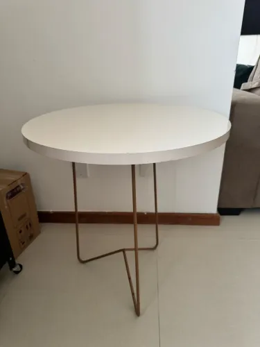 Vendo Mesa Lateral R$ 120 e Conjunto de Banquetas R$ 80 - Usados