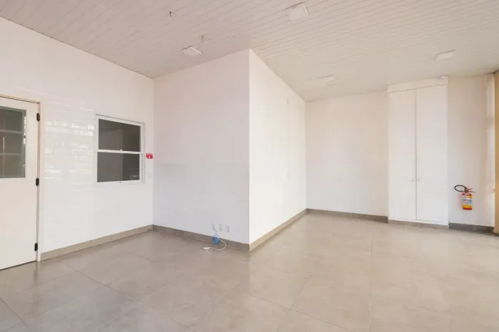Loja Comercial para Aluguel no Centro de Pelotas RS com Excelente Localização, Amplo Espaç