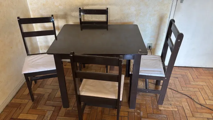 Mesa de 4 cadeiras