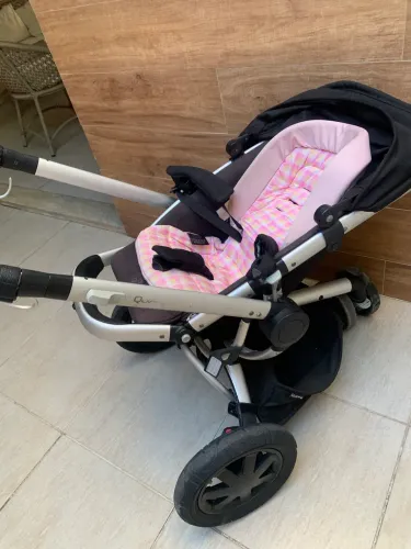 Carrinho de bebê marca Quinny