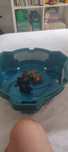 Arena Beyblade mais 3 blayblades mais 2 lanassadores tudo no preço 