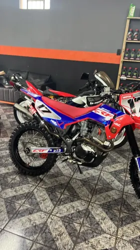 moto revisada ! Pneus novos com nota fiscal ! Pegar e andar