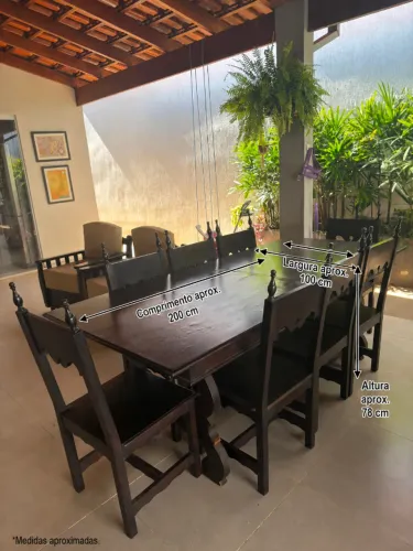 Mesa de madeira maciça com oito cadeiras