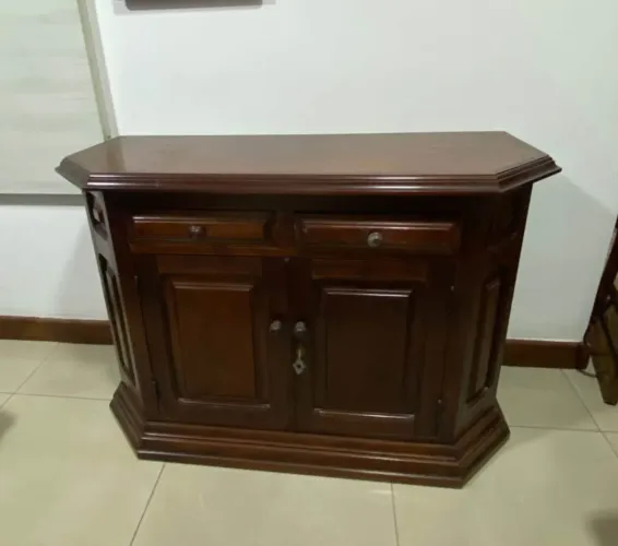 Móveis de madeira . Mesa, duas estantes e armário com duas gavetas