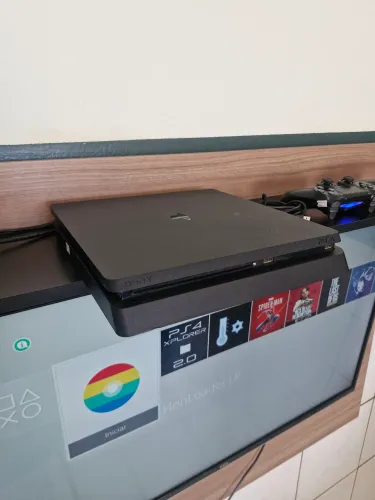 PS4 Slim 1TB (GoldHEN v12.52) + 2 Controles!