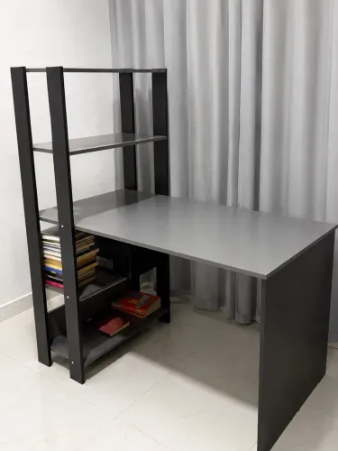 escrivaninha com estante lateral integrada