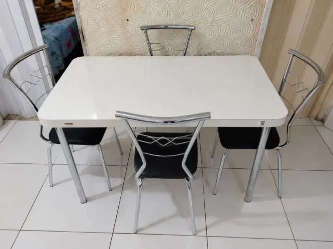 Mesa de jantar com 4 cadeiras
