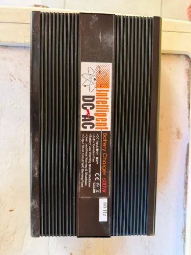 Inversor de Tensão DC/AC 600W com Carregador Inteligente de Bateria - 12V/24V