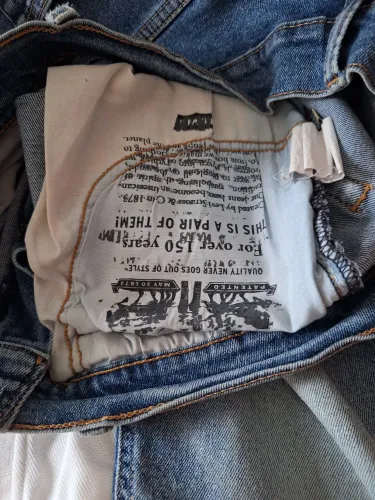 Calca lev'is tam. 40/42 com elastano pequena avaria R$20 reais 