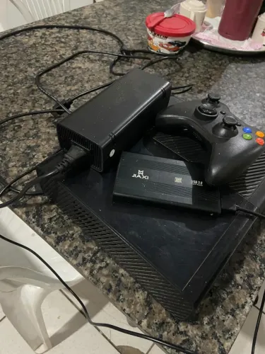 Xbox 360 super slim com alguns jogos com desbloqueio exploit, e já vai com alguns jogos
