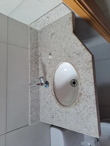 Pia para banheiro com torneira