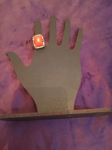 Anel vintage com pedra coral esculpida e aro enfeitado com pedras brilhantes Halloween