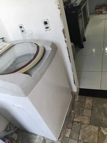 Mobília 1 Geladeira 1 sofa 1 fogão 1 cama de solteiro 2 camas de casal 1 cômoda 1 máquina