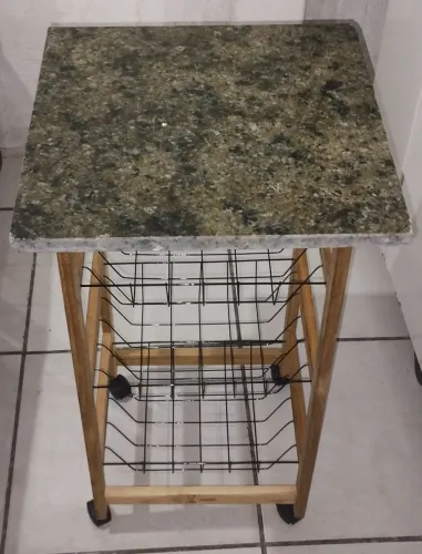 VENDO UMA FRUTEIRA DE MADEIRA COM MESA DE GRANITO REFORÇADA