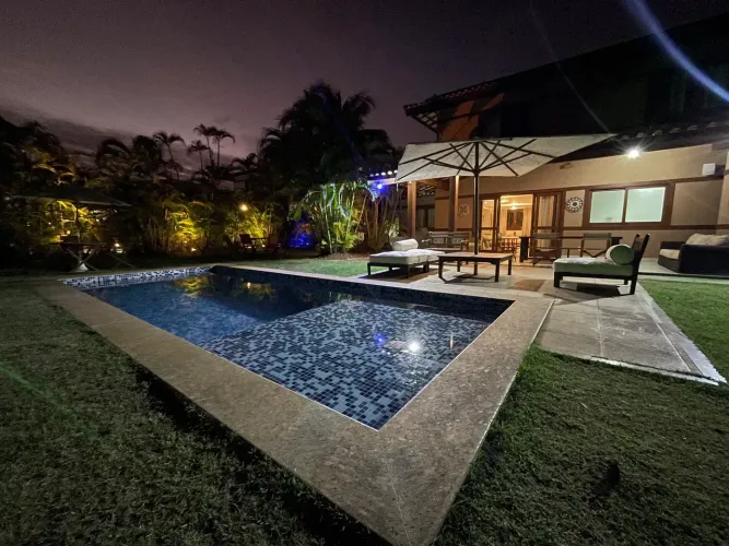 Aluguel de Temporada Casa de Luxo com 5 Quartos (3 Suítes) | a 450 m da Vila que dá acesso