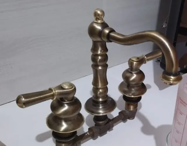Vendo torneira bica alta, acabamento ouro envelhecido, 3 furos, dois comandos de , Deca