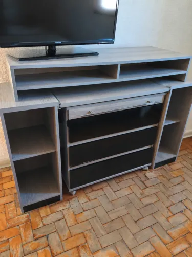Rack para TV 3 em 1 com Mesa Retrátil e Gaveteiro - Ótimo Estado