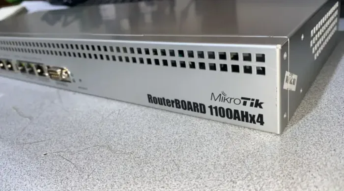 RB1100AHx4 Dude Edition - Mikrotik