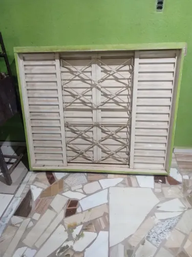Vende-se uma janela veneziana 1 e 20 por 1 o valor r$ 100