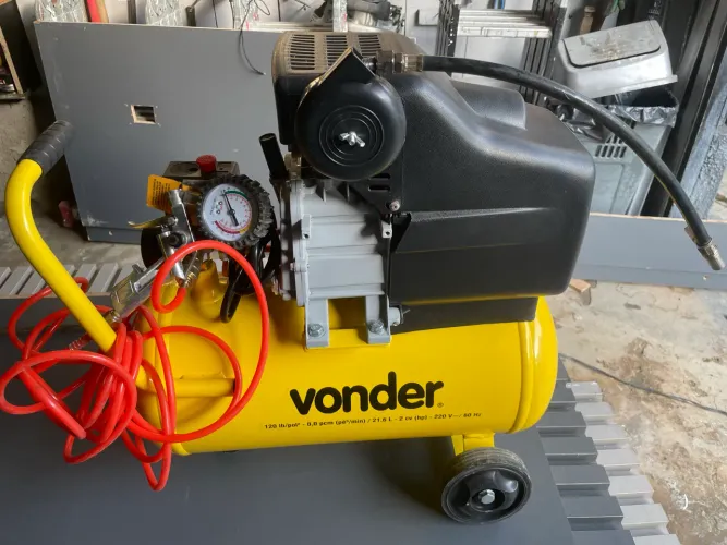 equipamento exibido na imagem é o Motocompressor de Ar 21,6 Litros MCV 216 da Vonder,