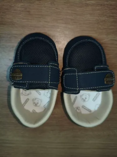 Sapatinho de bebê azul marinho da marca Pimpolho, tamanho 04.
