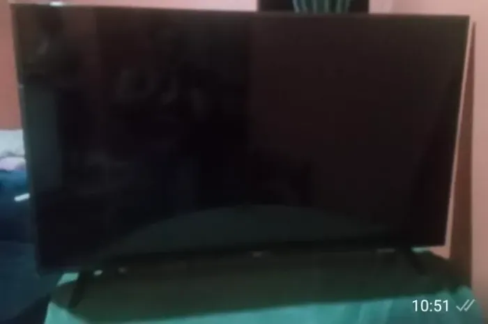 Tv de 43 polegadas com defeito só tá aparecendo imagem de um lado