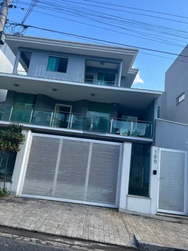 VENDO CASA NO FAZENDA DA SERRA - 4 SUÍTES - CONDOMÍNIO FECHADO!