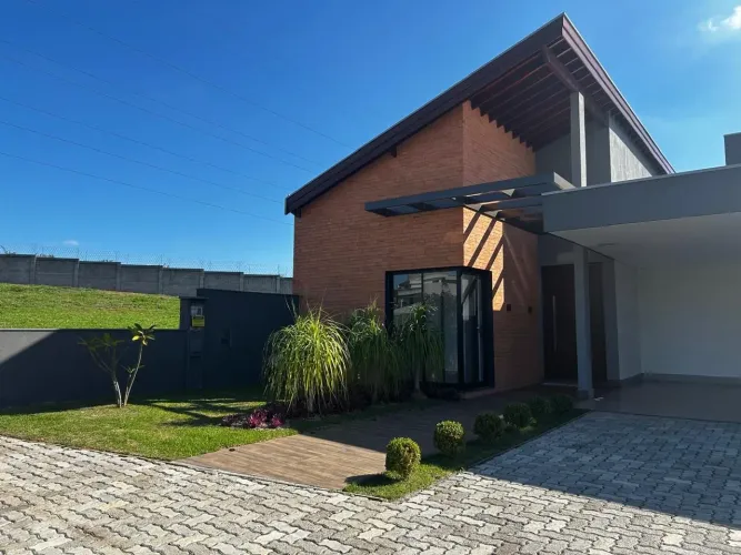 CASA TÉRREA DE ALTO PADRÃO À VENDA