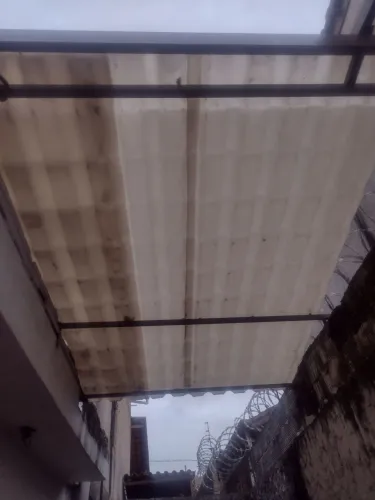 Vendo um lote de telhas de PVC Plan usadas em bom estado de conservação.
