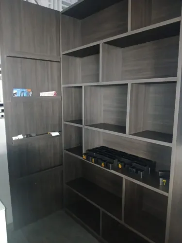 Conjunto de estante planejada em MDF com nichos