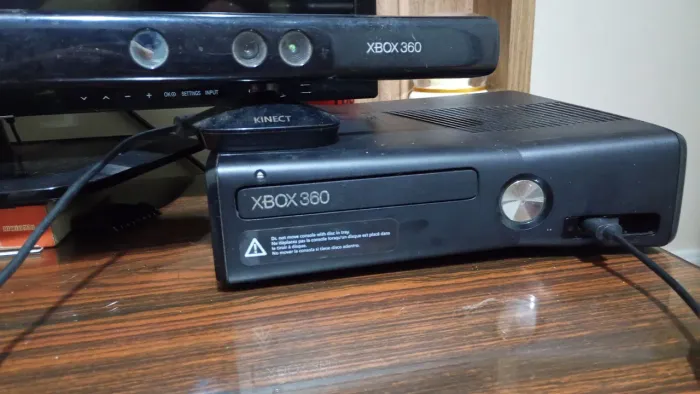 Xbox 360 Slim Bloqueado 4GB + HDD 300GB + Kinect + Jogo Físico