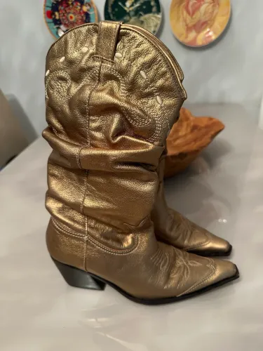 Bota texana luiza Barcelos usada uma única vez avaria apenas na parte interna tamanho 36