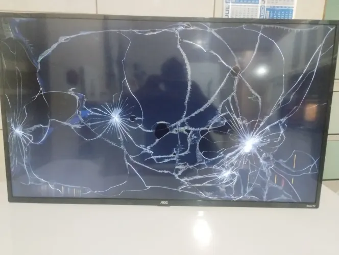 Tv RoKU AOC 43 polegadas tela quebrada (Mooca)