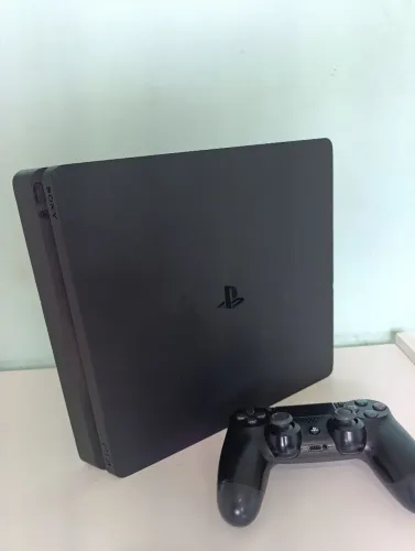 PS4 Slim 1TB + 2 Controles + Jogos (Perfeito Estado)