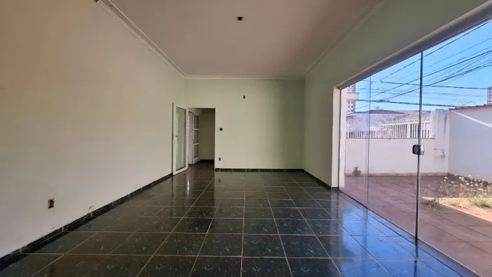 Casa Térrea - 3 Quartos - Locação - Vila Seixas
