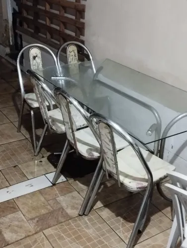 Mesa com 6 cadeiras e tampo de vicdro e fogão 300