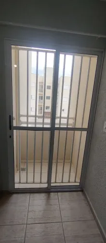 Grade de proteção para porta balcão/sacada (2.10x1.20 m)ferro pintado de branco com trinco